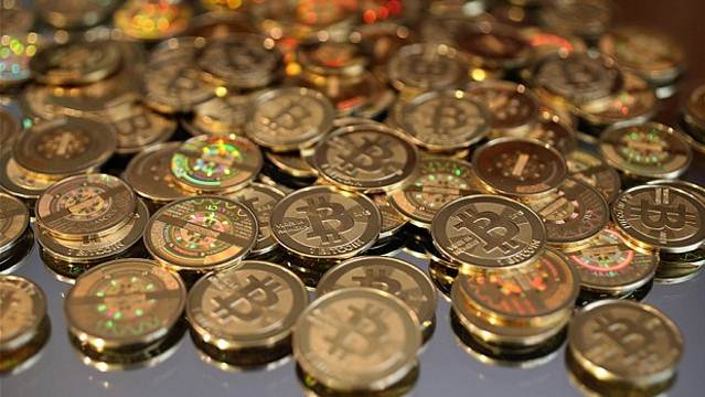 Dos federales acusados de robar millones de dólares en Bitcoins
